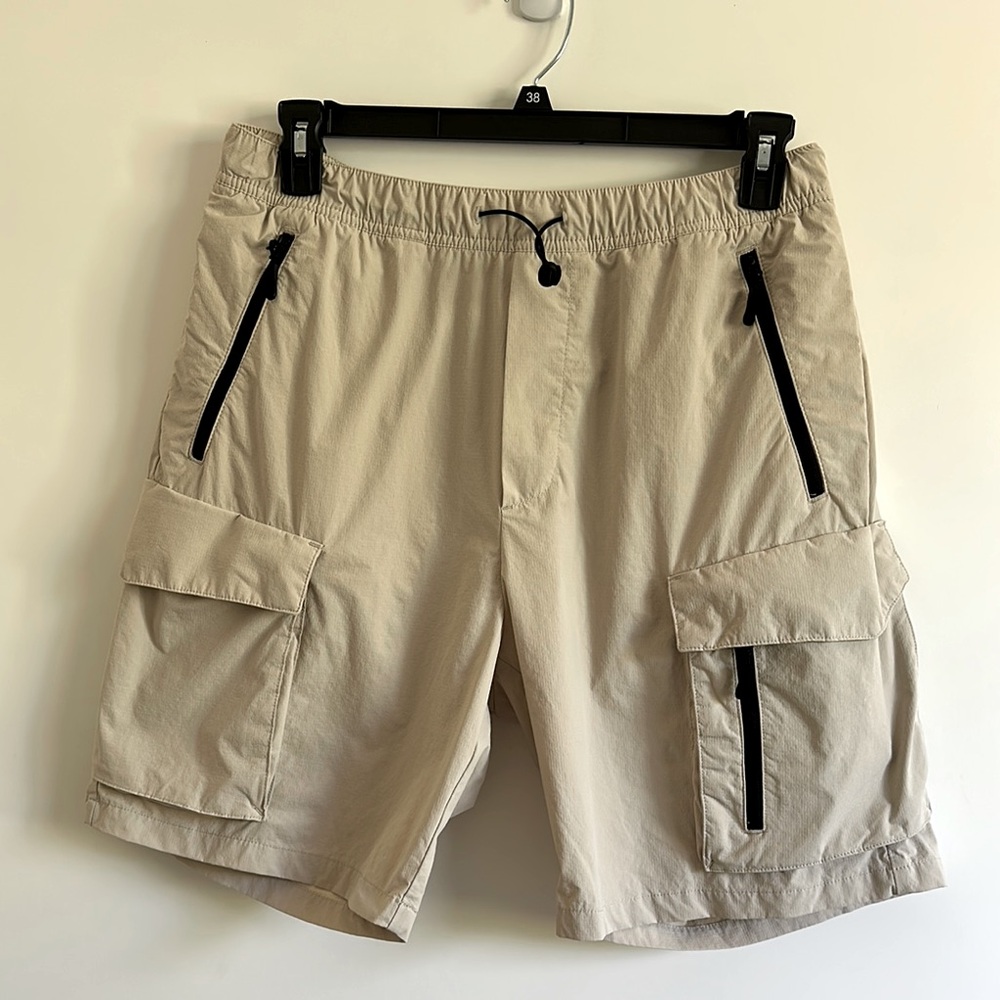 H&M Beige Nylon Relaxed  Fit Cargo Shorts with Black Accents Size Medium